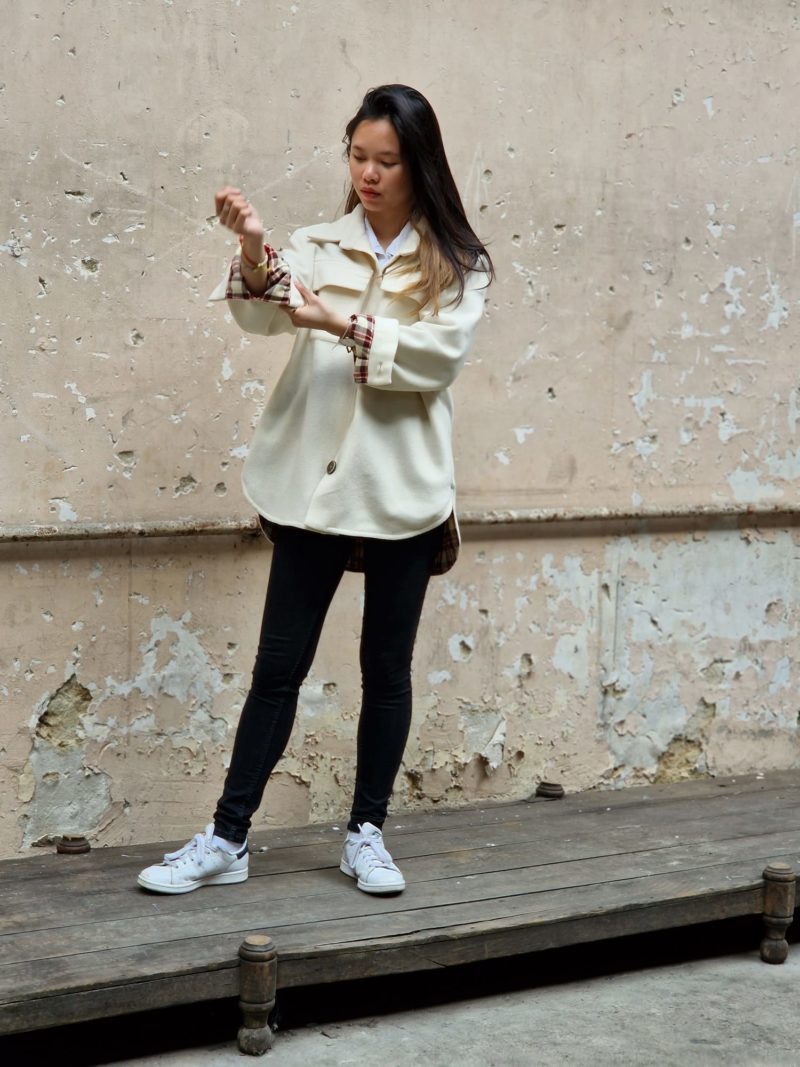 un manteau tout à la fois une veste dans un blanc cassé