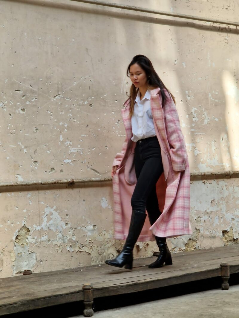 manteau très long de couleur rose à porter avec une tenue sobre