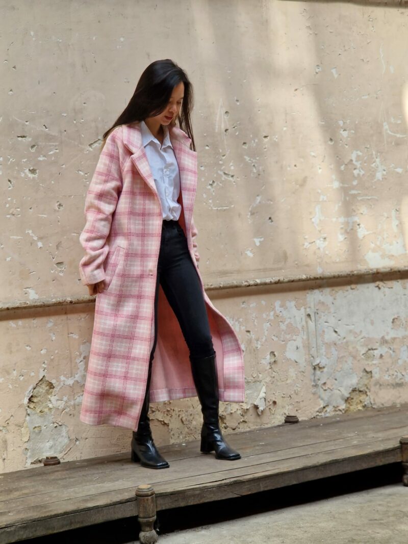 manteau carreaux roses très longs arrivant jusqu'à la cheville selon votre taille