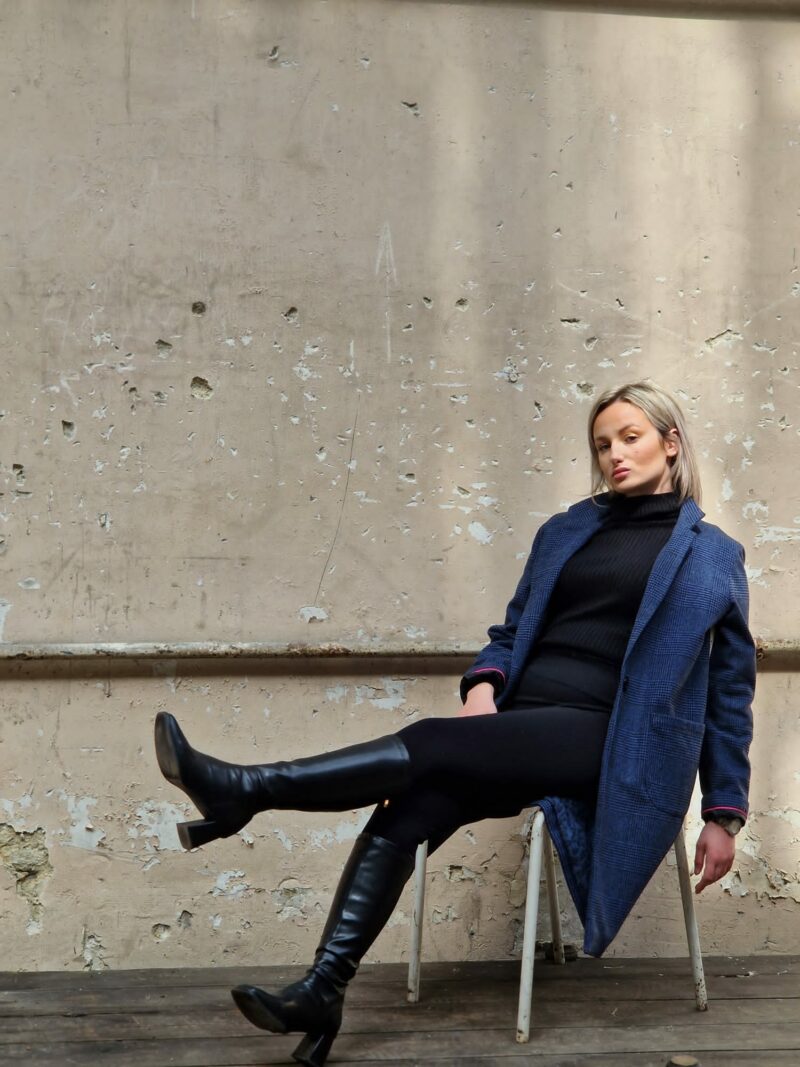 manteau taille middle cintré avec une fermeture bouton