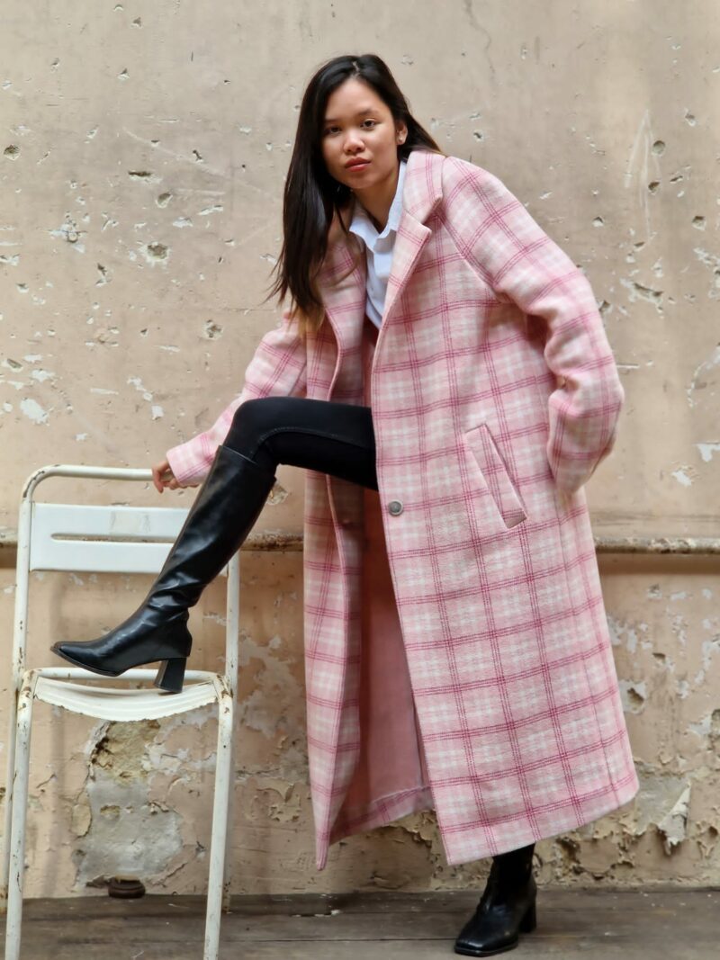 manteau carreaux roses très long à porter avec une jolie chemise blanche