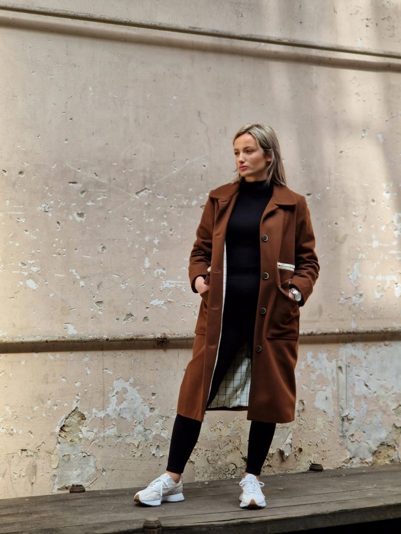 manteau marron à porter parfaitement avec un leggings et un sous pull