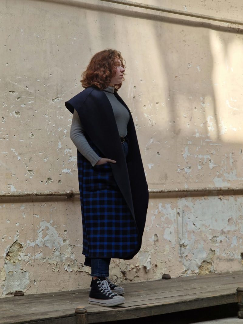 manteau sans manches réversible avec grand col châle et grande poches parfait au-dessus d'un pull