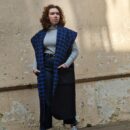 manteau réversible marine parfait au-dessus d'un col roulé