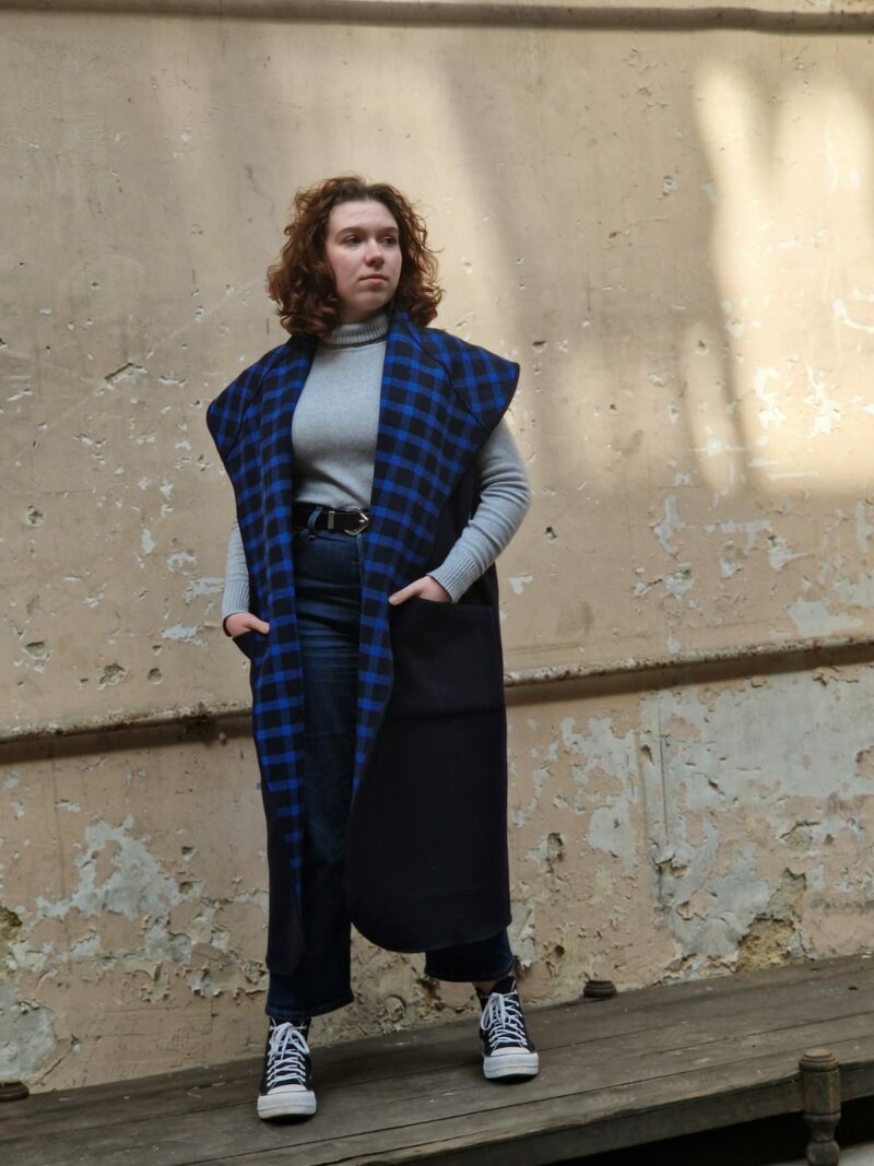 manteau réversible marine parfait au-dessus d'un col roulé
