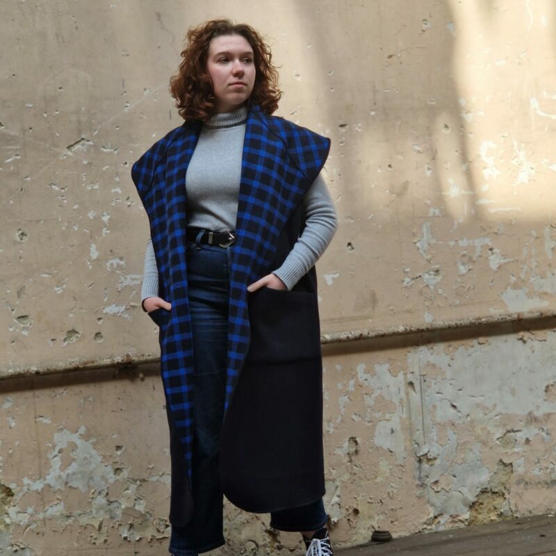 manteau réversible marine parfait au-dessus d'un col roulé