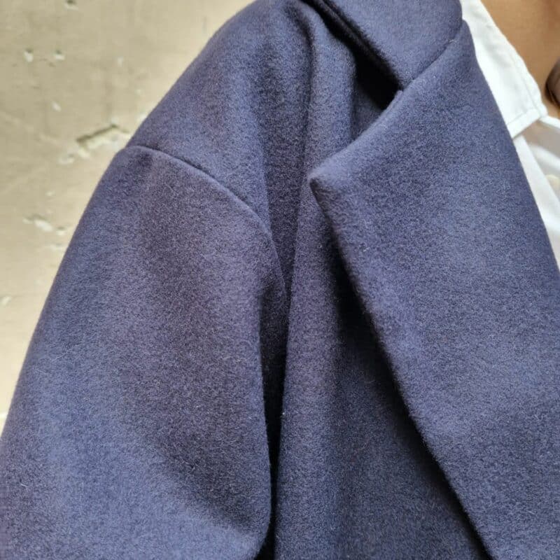 emmenchure tombante manteau bleu marine