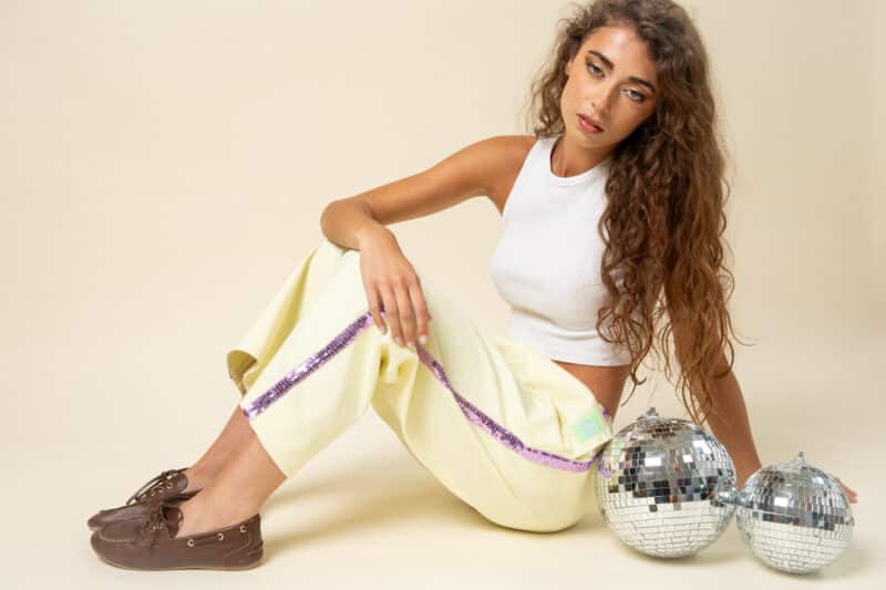 pantalon jaune à paillettes