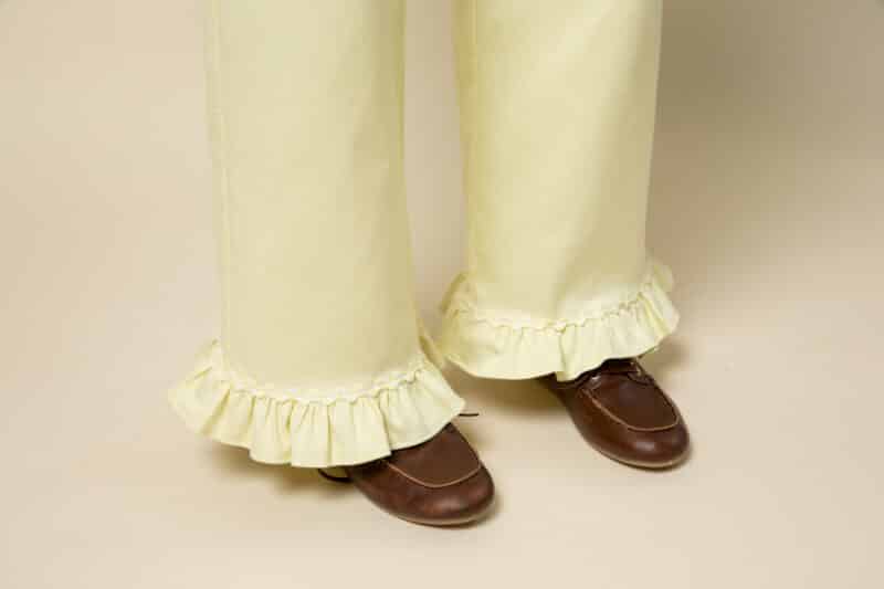 pantalon jaune à volants