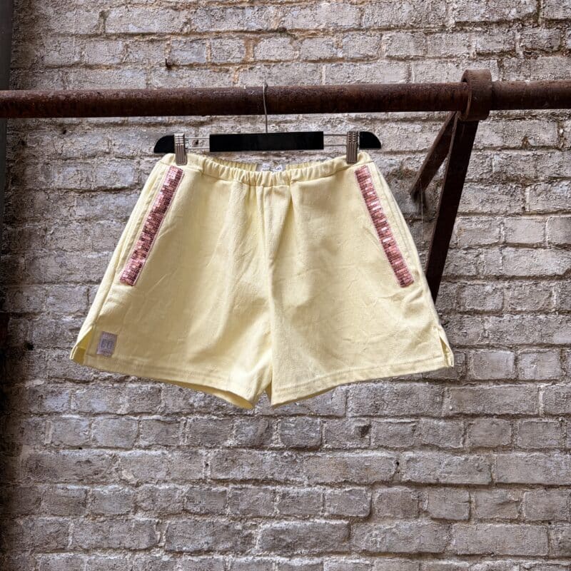 short jaune paillettes roses